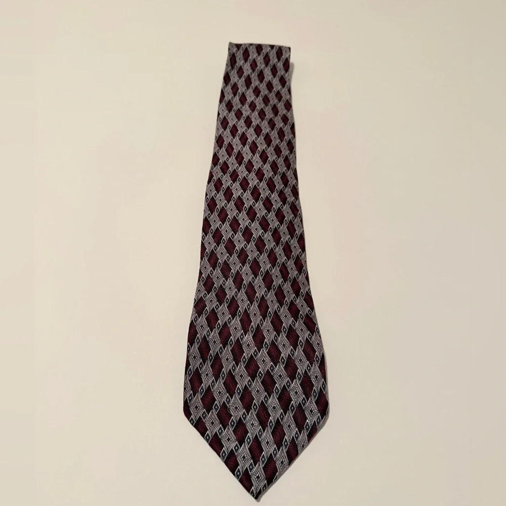 Roundtree & Yorke Burgundy Geometric Pattern Tie